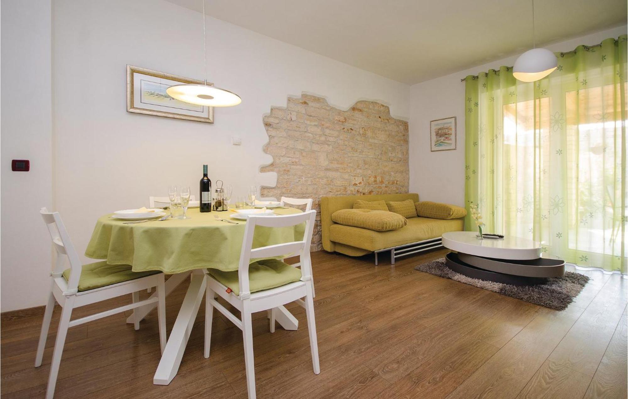 2 Bedroom Amazing Home In Rovinj Exterior photo